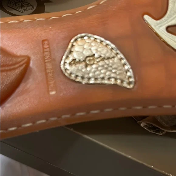 GOLD FLORAL SLIDES ! - Picture 5 of 13